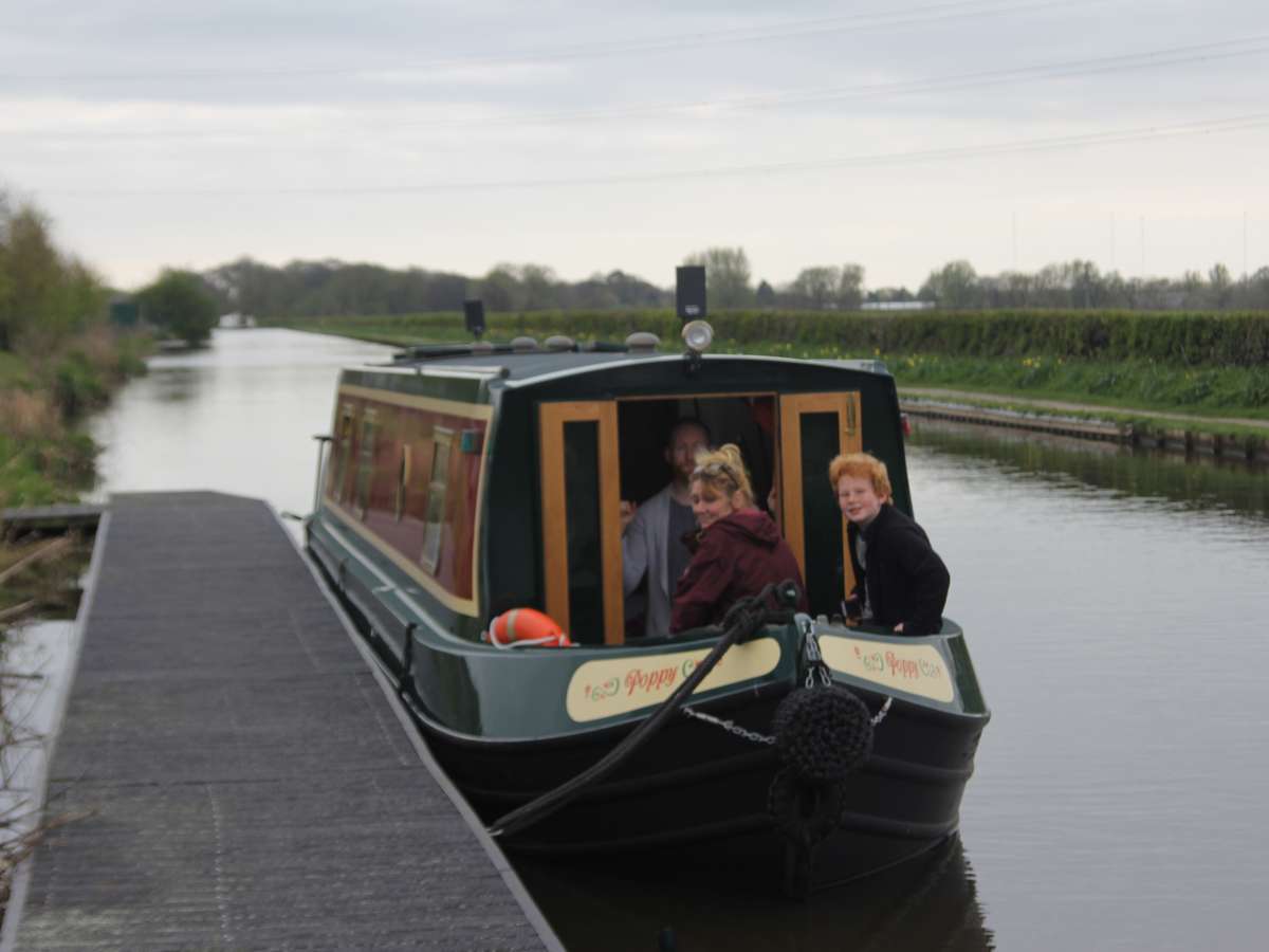 first-timers-on-the-lancaster-canal-lancaster-canal-boat-hire-holidays